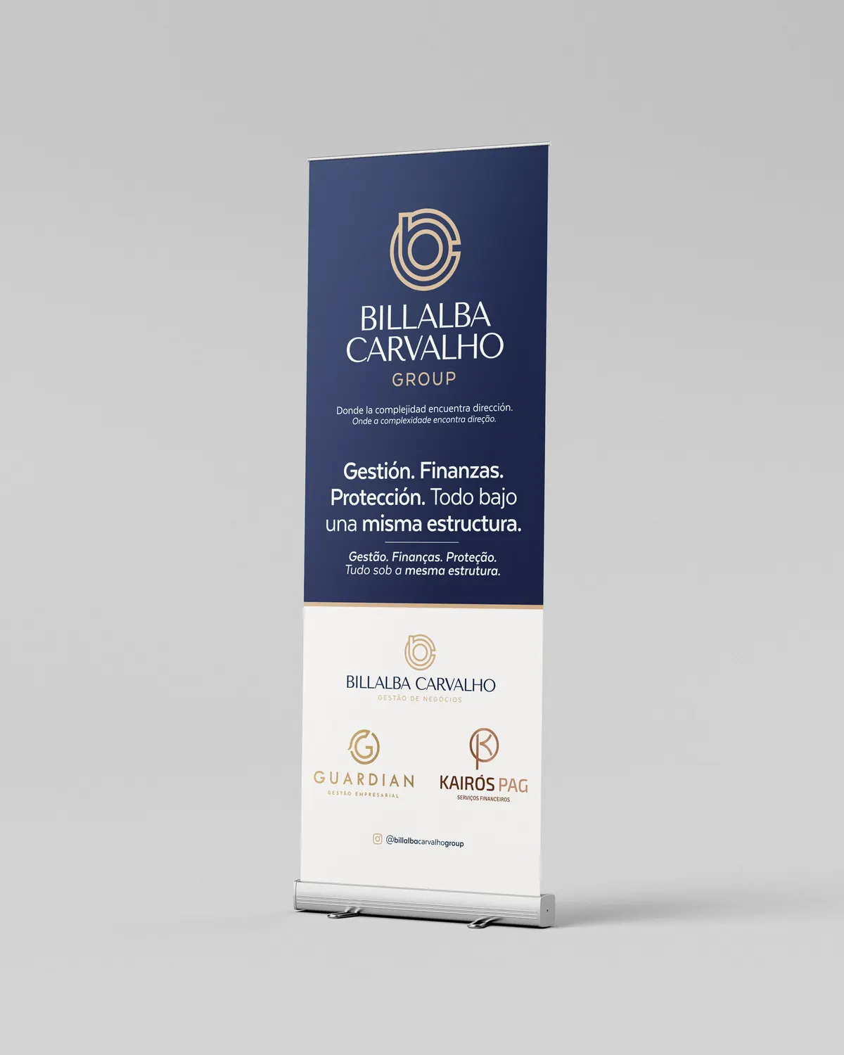 Banner roll-up do Group: Gestión. Finanzas. Protección. Todo bajo una misma estructura.
