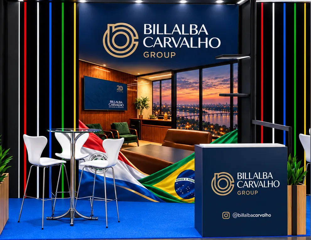 Estande do Group na Expo Paraguai Brasil: painel, balcão e as duas bandeiras.