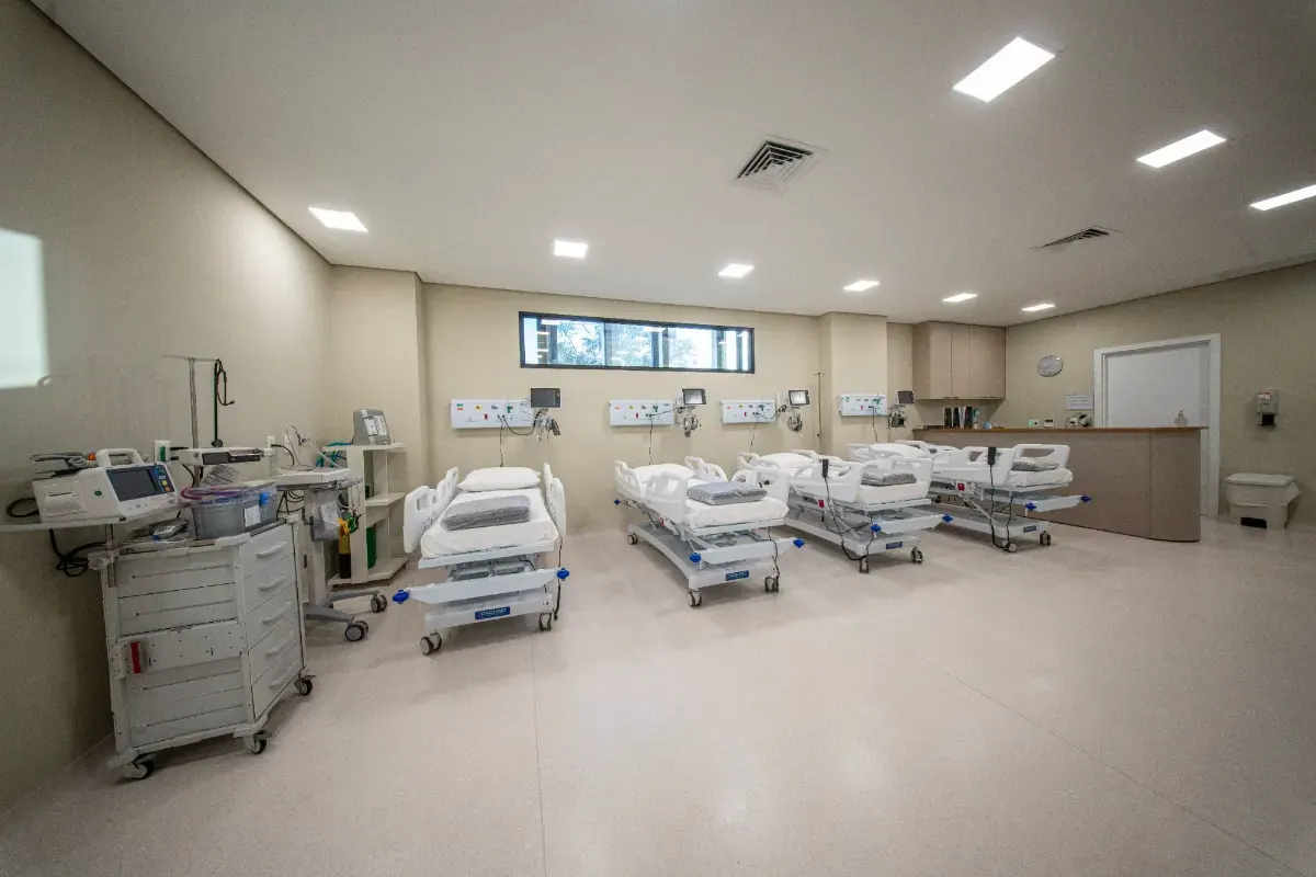 Sala de recuperação no mesmo corredor do centro cirúrgico.