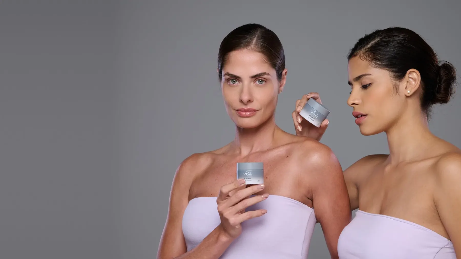 Ensaio da Vy'a com luz única, pele com textura e o Cream em cena