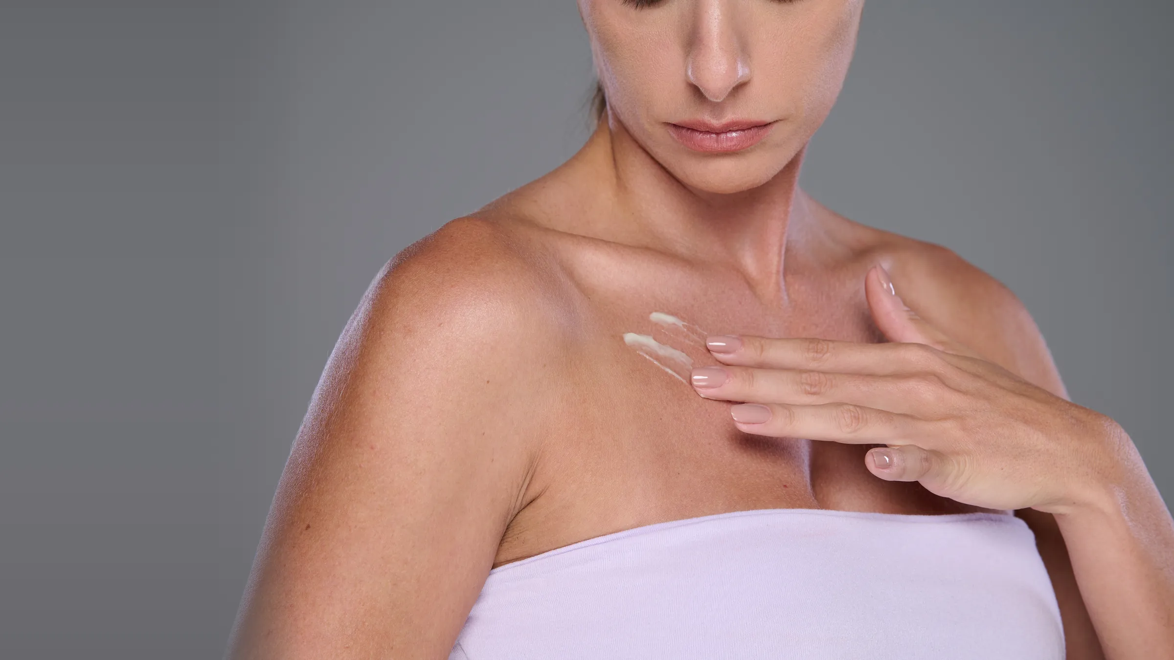 Modelo com a mão no colo, onde o Cream Antirrugas começa