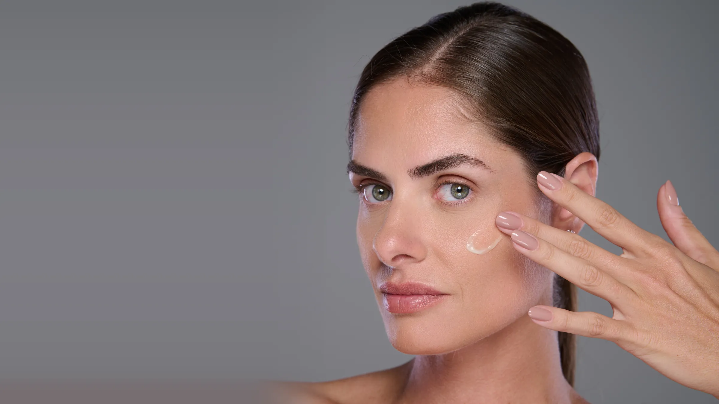 Pipeta do Sérum Retinol sobre o frasco, junto ao rosto da modelo: o ativo da noite